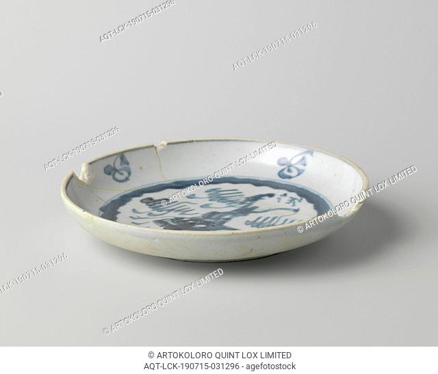 Plate from V.O.C. ship the 'Witte Leeuw', Shantou, before 1613, porcelain, h 3.7 cm × d 19.3 cm