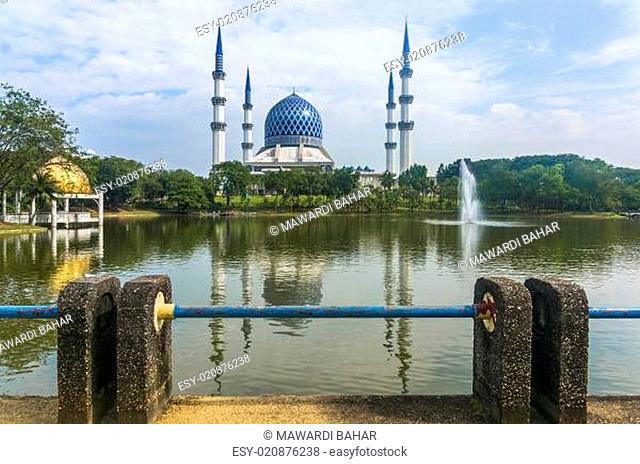 Nice view of Masjid Sultan Salahuddin Abdul Aziz Shah - The Blue Mosque