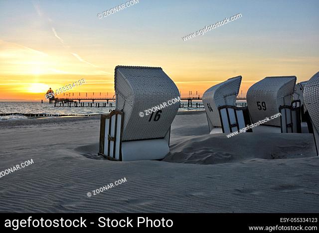 Seebruecke und Strand vom Ostseebad Zingst in der aufgehenden Morgensonne