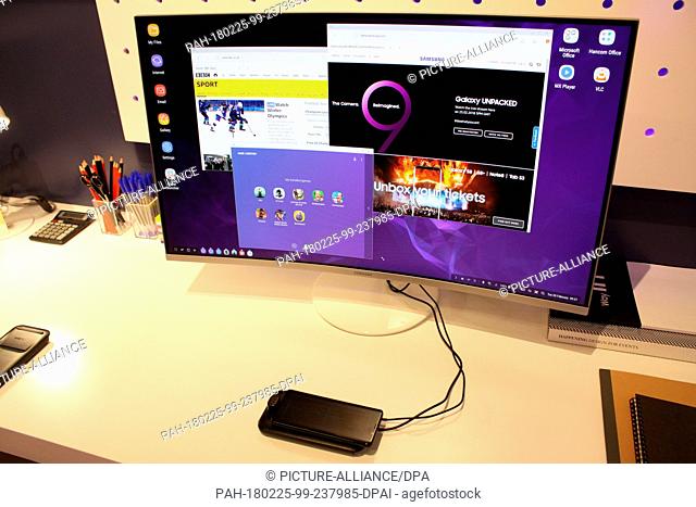 20 February 2018, England, London: The new Samsung Galaxy S9 is connected to a computer - it can be used with a desktop computer, with a mouse and keyboard
