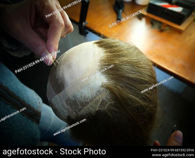 22 October 2023, Berlin: A make-up artist making a wig, taken at the Renaissance Theater in Berlin-Charlottenburg. Photo: XAMAX/dpa