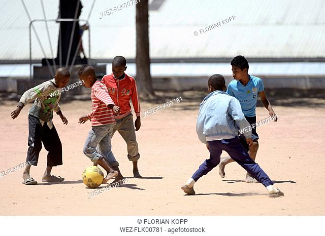 Madagaskar, Fianarantsoa, Street boys playing soccer in school yard