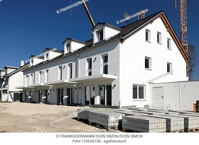 Facade, new apartments in Ismaning near Munich, housing, terraced house, row houses, semi-detached house just before Verstigstellung, ready to move in