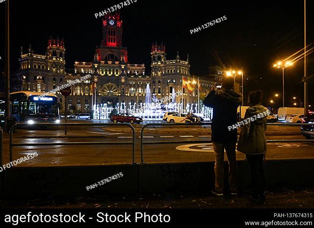 The Palacio de Cibeles when the traditional Weihafterts lighting is switched on in the city center. Madrid 11/26/2020 | usage worldwide