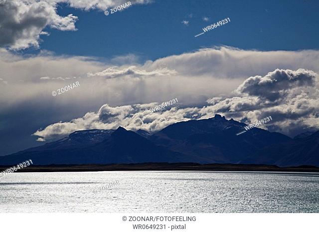 Regenstimmung ueber dem Lago Argentino, NP Los Glaciares, Argentinien, Rain clouds over the Lago Argentino, Parque Nacional Los Glaciares, Argentina