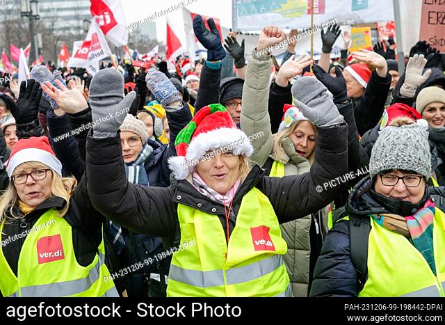 06 December 2023, Berlin: Members of various trade unions are demonstrating against the backdrop of ongoing collective bargaining for the public service of the...