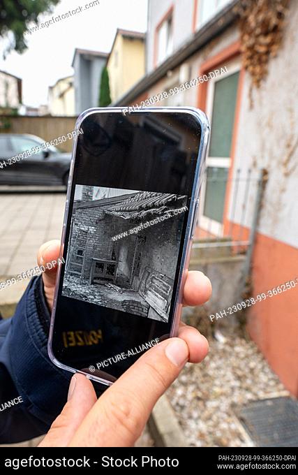 28 September 2023, Bavaria, Schwandorf: A police officer holds a cell phone with a 1978 photo of where 15-year-old Christa Mirthes was found
