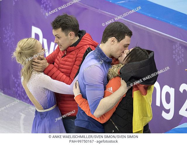 Aljona SAVCHENKO, Germany, 1.Platz, with Ihrem Mann Liam CROSS, und Bruno MASSOT with seiner Freundin, Kuss, Sieger, Olympiasieger, Olympiasiegerin