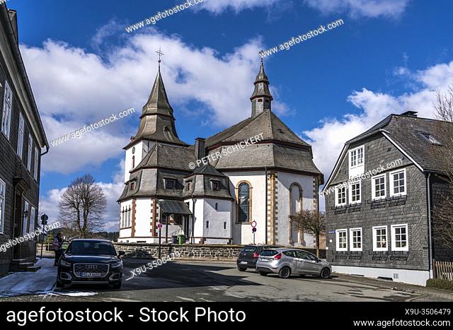 Die St. - Jakobus-Kirche in Winterberg, Sauerland, Nordrhein-Westfalen, Deutschland | catholic St. - Jakobus church in Winterberg, Sauerland