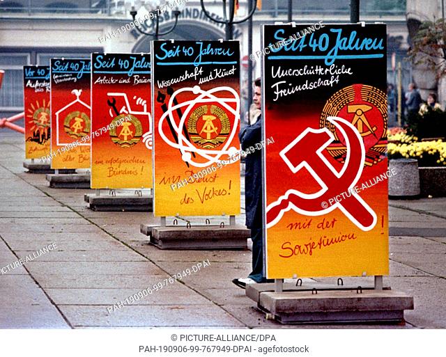 01 January 1989, Berlin, Erfurt: Thuringia / GDR / October 1989 Erfurt in front of the railway station. Posters for the GDR anniversary 40 years