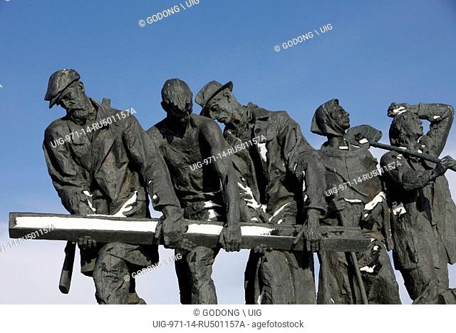 Victory Square War Memorial, Bronze figures representing the soldiers who defended Leningrad from the Germans during World War II