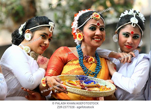 Dhaka, Bangladesh. 13th Feb, 2015. Artists perform on stage on the occasion of ‘Basanto Utsav’ the first day of spring at Dhaka University Fine Arts Institution