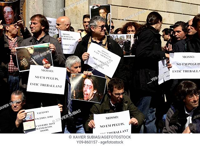 Barcelona, 20/03/2009. Press photographers demonstrate before the Palau de la Generalitat in protest over police attacks on fellow photographers during student...