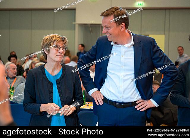 28 May 2022, Saarland, Eppelborn: Annegret Kramp-Karrenbauer (CDU) and Tobias Hans (CDU) stand together at the 71st state party conference of the CDU Saar
