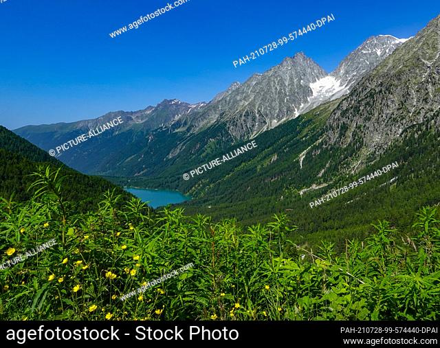 19 July 2021, Austria, Sankt Jakob: Panoramic view from the pass Staller Sattel (Passo Stalle) at the border to Italy in the Nationalpark Hohe Tauern to the...