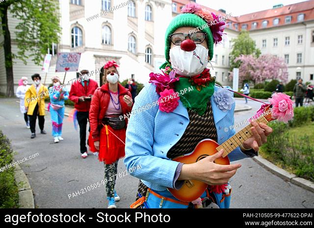 05 May 2021, Berlin: An anniversary clown parade at the German Heart Center (DHZ) in the Moabit district will take place in the clinic's Brunnenhof