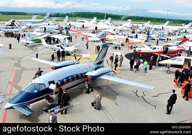 An der EBACE, Europa's grösste Private Aviation Messe in Genf, stehen dutzende von Business-Jets auf dem Rollfeld des Flughafen Cointreau in Genf