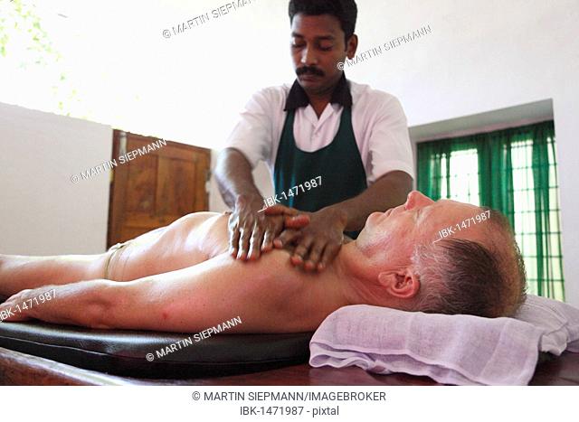 Abhyanga oil massage, Ayurvedic treatment, Bethsaida Hermitage near Kovalam, Kerala, southern India, India, Asia