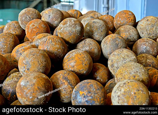 Mahlkugeln zur Zerkleinerung von Kupfererz in einer Kugelmühle, Kupferbergwerk Erdenet Mining Corporation EMC, Erdenet, Mongolei / Grinding balls for grinding...