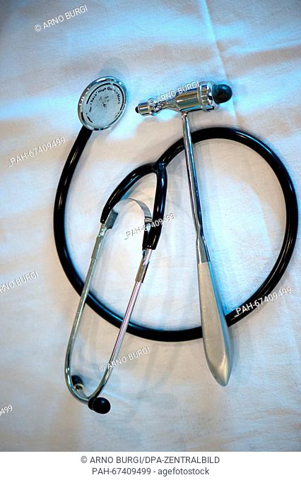 ILLUSTRATION - A stethoscope and a reflex hammer lie on a white cloth in the pediatric clinic of the Carl Gustav Carus University Hospital in Dresden,  Germany