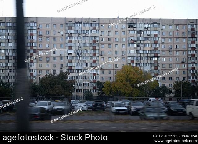 21 October 2023, Ukraine, Odessa: Cars parked in front of an apartment building in the morning. Photo: Sebastian Gollnow/dpa. - Odessa/Ukraine