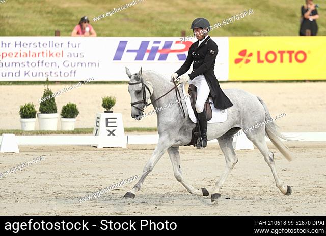 18 June 2021, Lower Saxony, Luhmühlen: Equestrian sport: German Championship, Eventing. The New Zealand event rider Tim Price rides Ascona M in the dressage...