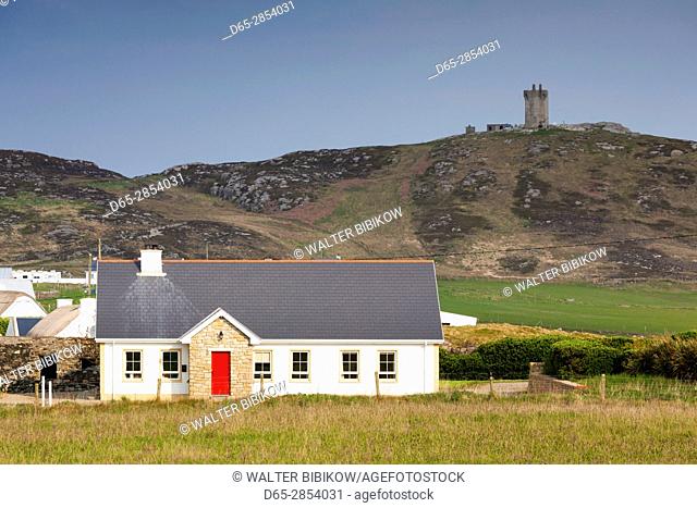 Ireland, County Donegal, Inishowen Peninsula, Malin Head, Ballygorman, house and Banba's Crown tower