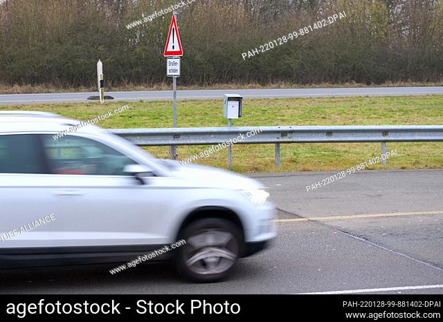 19 January 2022, Schleswig-Holstein, Bad Segeberg: A white mailbox stands between passing cars on the median strip of the A20 near the junction with the B206