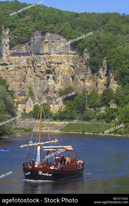 La Roque Gageac, Perigord, River Dordogne, Dordogne River, Tourist boat, gabare boat, Tour boats, Dordogne valley, Perigord Noir, Aquitaine, France, Europe
