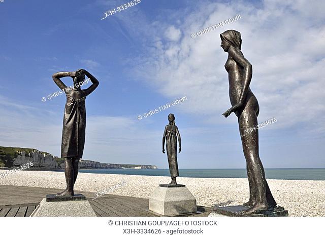 groupe de sculpture intitulee "L'Heure du Bain", oeuvre de l'artiste Dominique Denry, sur la plage de galets a Fecamp, departement de Seine-Maritime