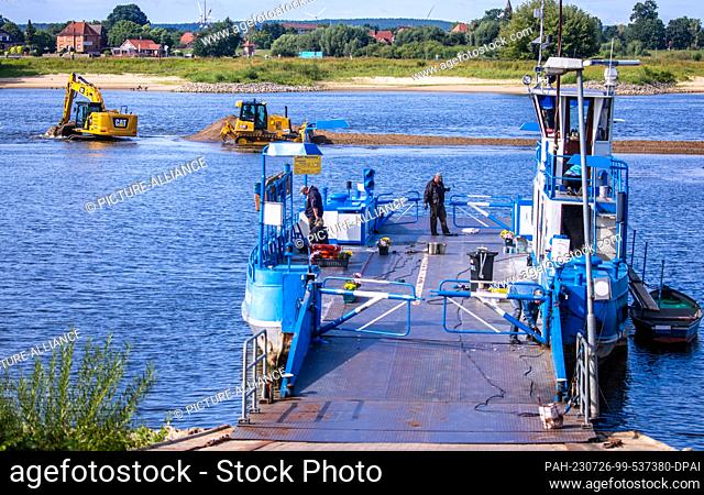 26 July 2023, Lower Saxony, Neu Bleckede: A sign informs about the discontinued ferry service across the Elbe. A sandbank is currently being dredged away from...