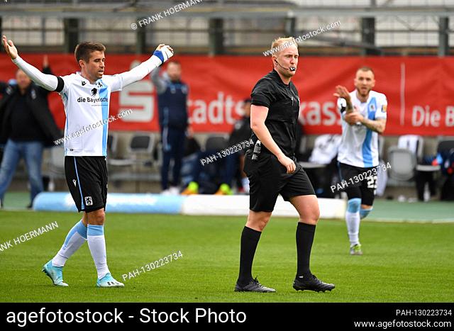 Stefan LEX (TSV Munich 1860) and Tim Rieder (TSV Munich 1860, hi, re) demand a penalty from referee Tobias FRITSCH. Soccer 3rd league, 25th matchday