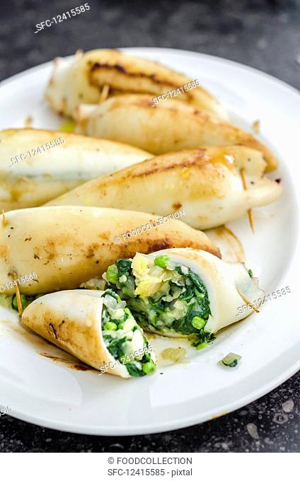 Squid, filled with spinach, potatoes, peas and onions