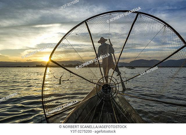 Myanmar (ex Birmanie). Inle lake. Shan state. Fisherman Intha, Inle Lake ethnic group
