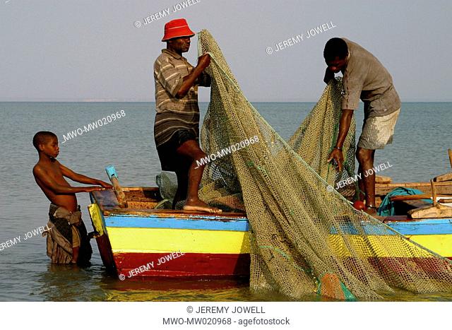 Fishermen on boat preparing their nets, Benguerra Island, Bazaruto archipelago, Mozambique 08-30-2005