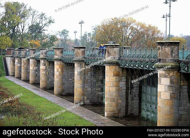 26 October 2020, Saxony-Anhalt, Pretzien: View of the 145 year old Pretzien weir. The weir in the Elbe flood channel is part of an approximately 900 metre long...