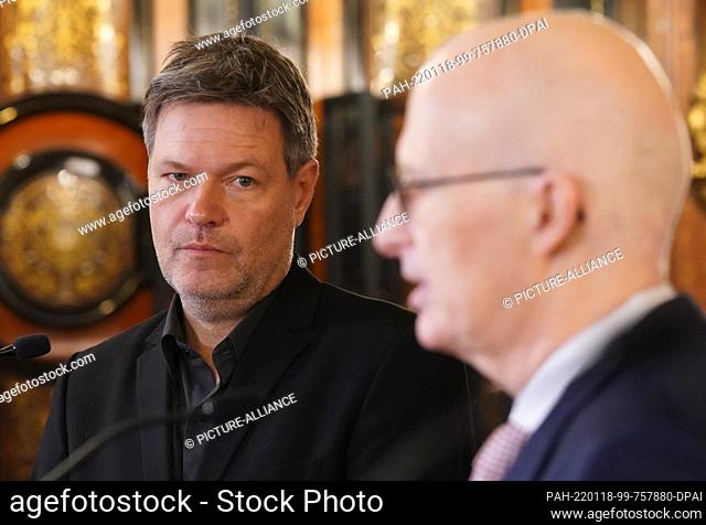 18 January 2022, Hamburg: Robert Habeck (l, Bündnis 90/Die Grünen), Federal Minister for Economic Affairs and Climate Protection, and Peter Tschentscher (SPD)