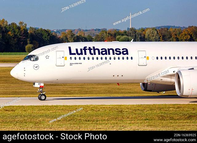 München, Deutschland - 21. Oktober 2020: Ein Airbus A350-900 der Lufthansa mit dem Kennzeichen D-AIXO auf dem Flughafen München (MUC) in Deutschland