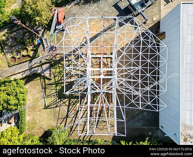 26 September 2023, Saxony, Schkeuditz: Employees of mtex antenna technology GmbH assemble the prototype for an 18-meter parabolic antenna as part of what will...
