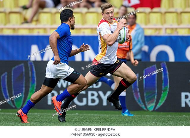 Rugby Olympic qualification: half final: Germany vs. Samoa. Phil Szczesny can hasten away his opponent from Samoa, but is stopped before the in-goal in Monaco