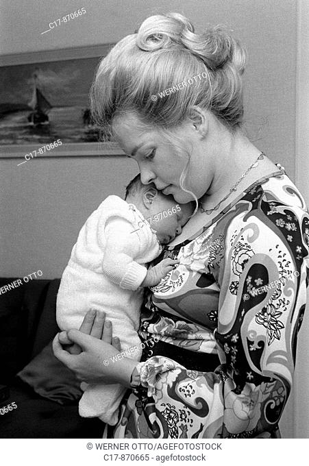 Seventies, black and white photo, people, mother carries a baby in her arms, aged 25 to 30 years, girl, aged 2 to 4 weeks, Ursula, Christina