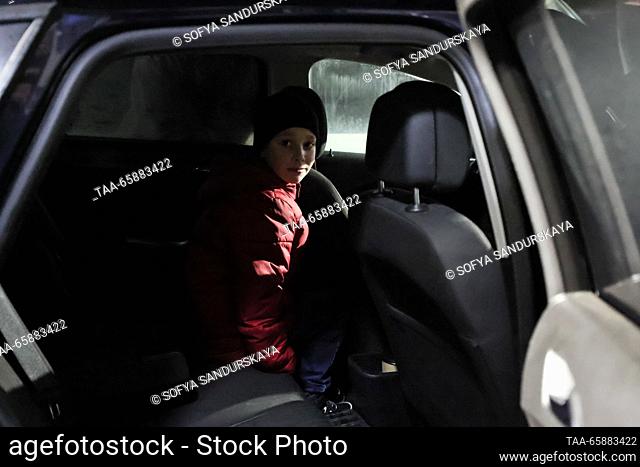 RUSSIA, MOSCOW - 19 de diciembre de 2023: Nikita Artemichev que ha llegado a un vuelo Estambul-Moscow, se ve en un coche en el Aeropuerto Internacional Vnukovo