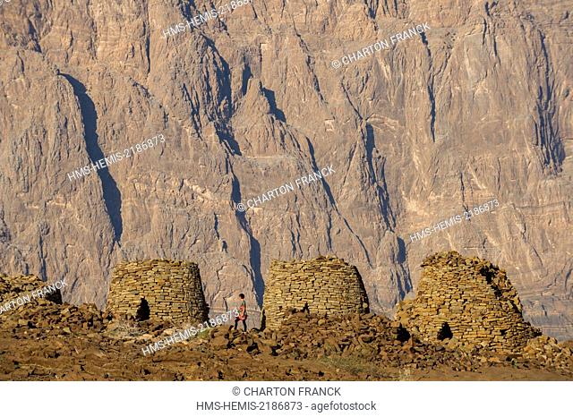Oman, Ad-Dhakhiliyah, El Ayn, bronze age necropolis, 3000 before J.C., in front of Djebel Misht, listed as World Heritage by UNESCO