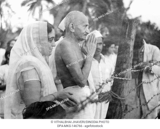 Sumati Morarjee and Mahatma Gandhi greeting people at Juhu Beach ; Mumbai ; May 1944 ; India NO MR