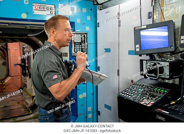NASA astronaut Tim Kopra, Expedition 46 flight engineer and Expedition 47 commander, participates an emergency scenario training session in an International...