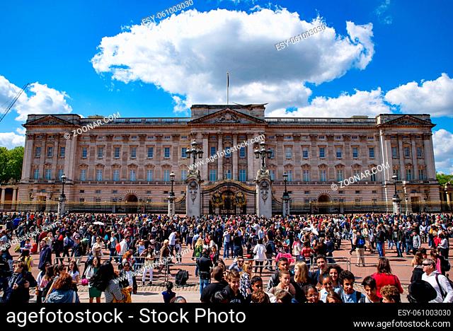 Buckingham Palace, the residence and administrative headquarters of the monarch of the United Kingdom in London