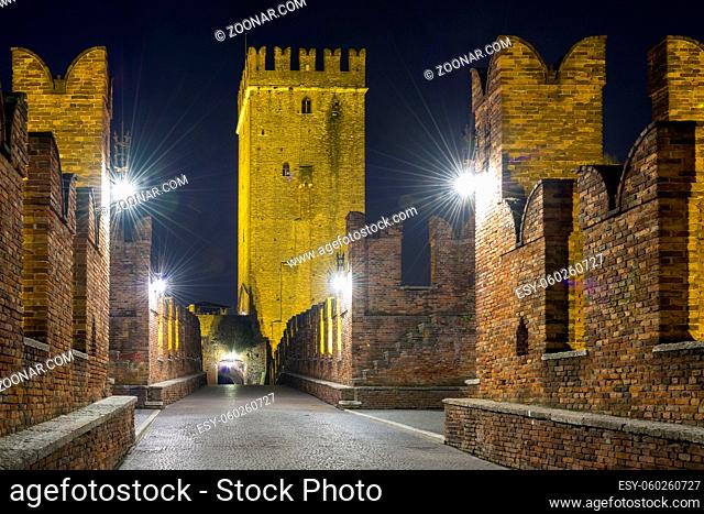 THe medieval bridge of Castelvecchio, one of the symbols of Verona, seen at night