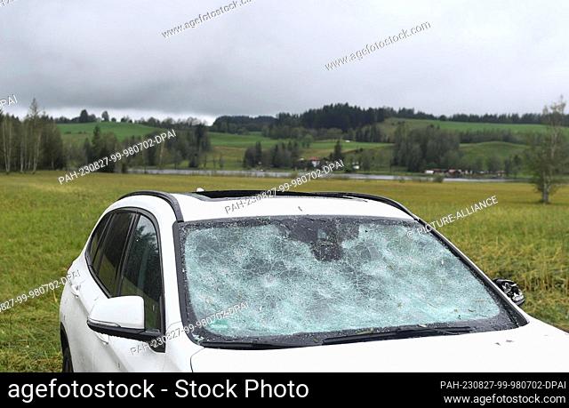 27 August 2023, Bavaria, Bad Bayersoien: After the storm in the district of Garmisch-Partenkirchen, the windshield of a car was destroyed