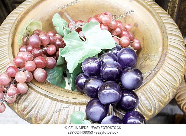 Bunch of grapes em glass wicker basket, decorated