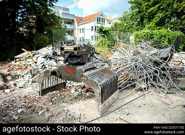 A demolition clutch of an excavator on a construction site in Oldenburg (Germany), 04 August 2020. - Oldenburg/Niedersachsen/Deutschland